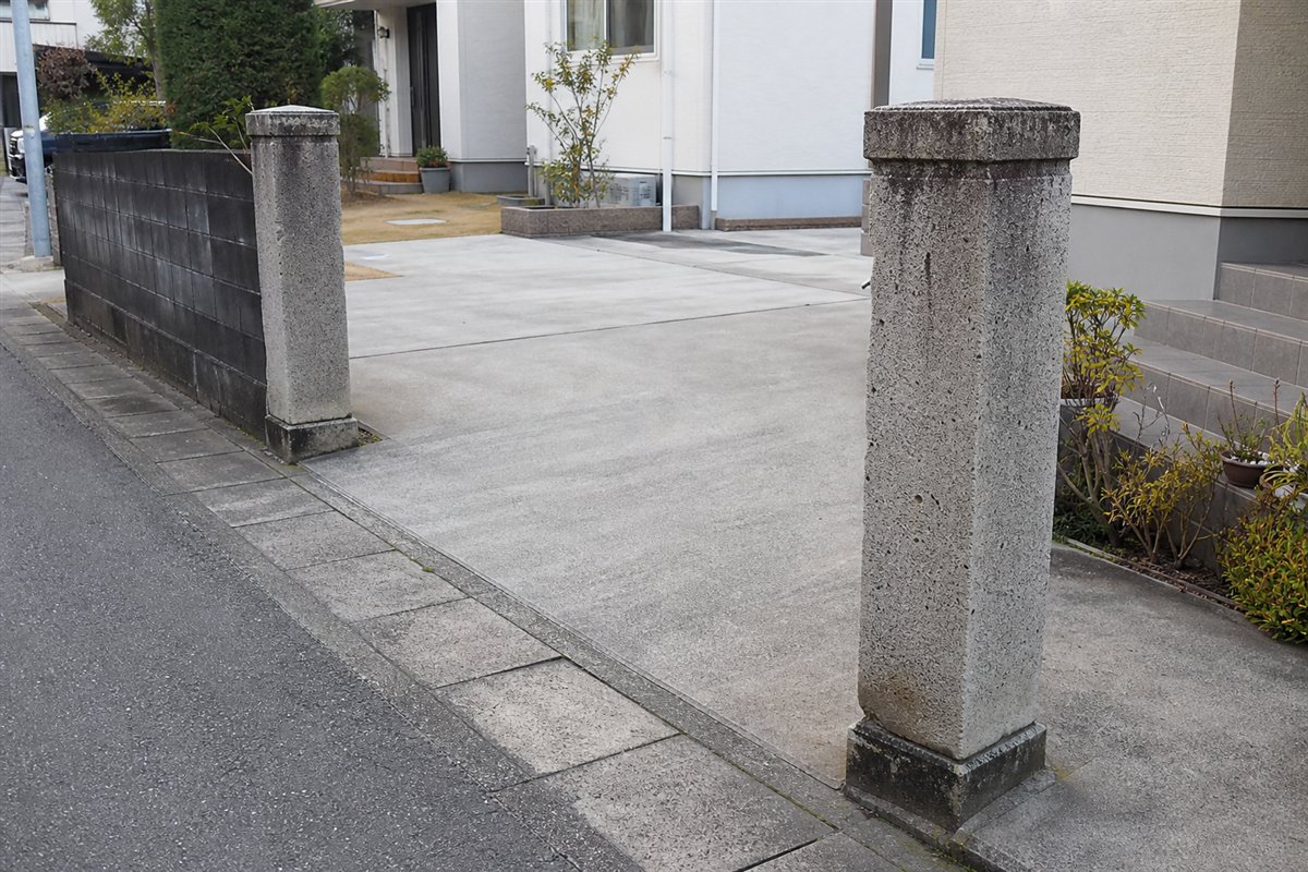 周囲の塀も門扉も撤去され、二本の古い石造門柱だけが歩道脇に丁寧に残っている